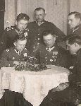 Sierżant Józef Młynarczyk podczas gry w szachy
(siedzi przy stole jako drugi od lewej)